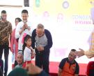 Gubri H Arsyadjuliandi Rachman Memberikan Kuiz Kepada Anak Saat Hadiri Mendongeng Bersempena Hari Kartini Tahun 2017 Di Balai Pelangi Gedung Daerah 