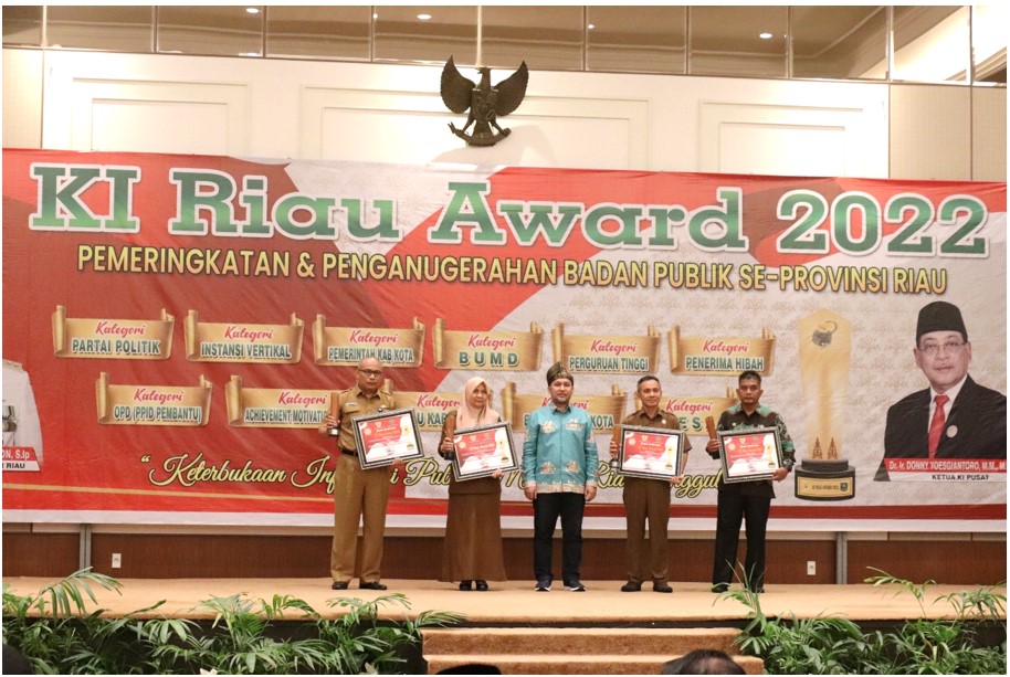 DP3AP2KB Provinsi Riau Meraih Penghargaan KI Riau Award 2022