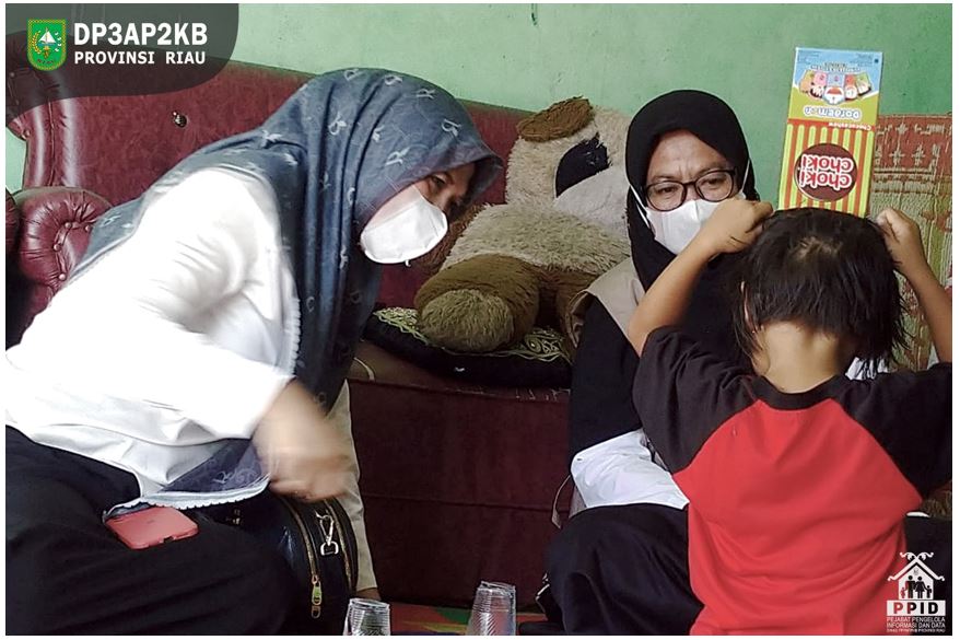Terima Pengaduan Masyarakat, Kepala Dinas P3AP2KB Provinsi Riau Langsung Kunjungi Anak Korban KDRT Di Siak