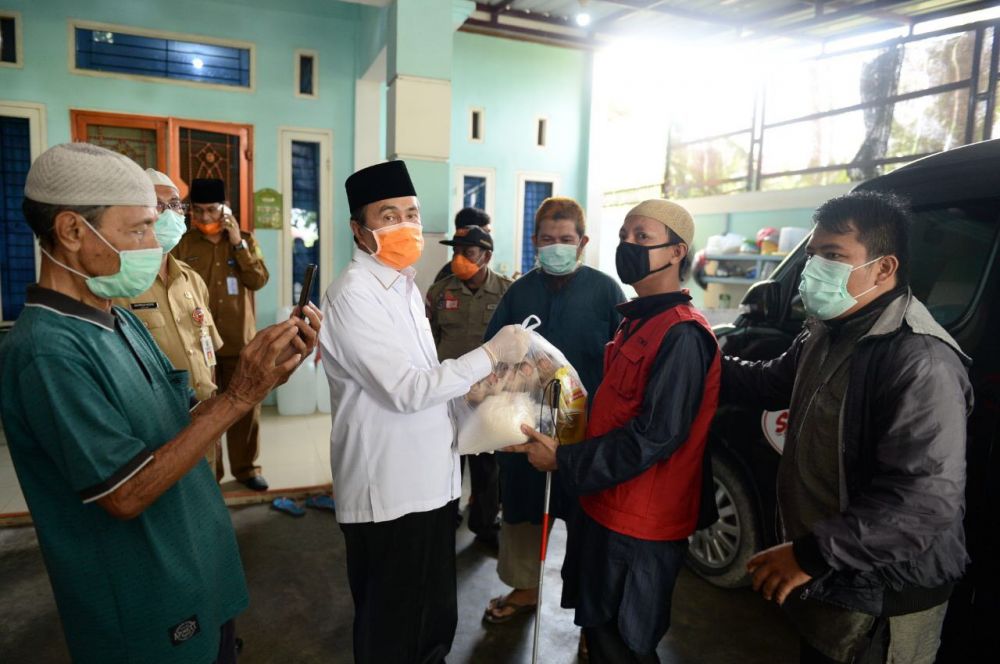 Gubri Bagikan Sembako Dan Masker Ke ITMI Riau