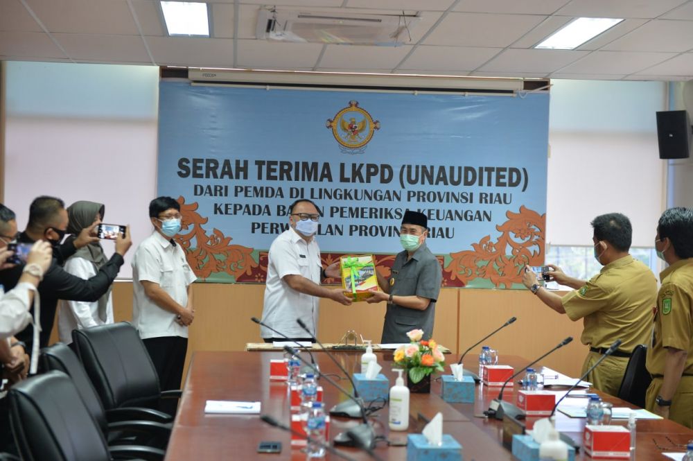 Gubri Serahkan LKPD Pemprov Riau Tahun 2020 Ke BPK RI Perwakilan Riau 