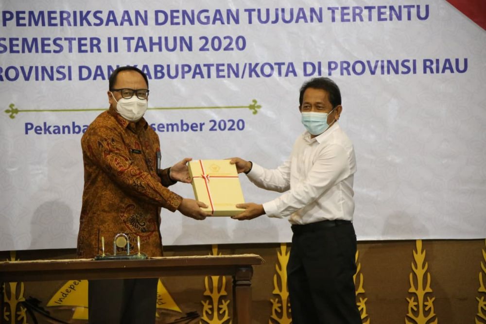 Sekdaprov Riau Hadiri Acara Penyerahan LHP Oleh BPK Perwakilan Riau